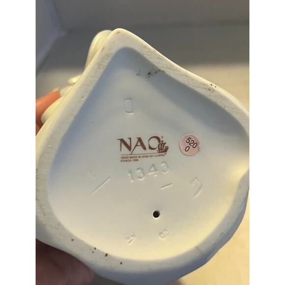 Nao Girl Figurine #1343 by Lladro WALKING ON AIR ~ 10 1/4" - Picture 5 of 5